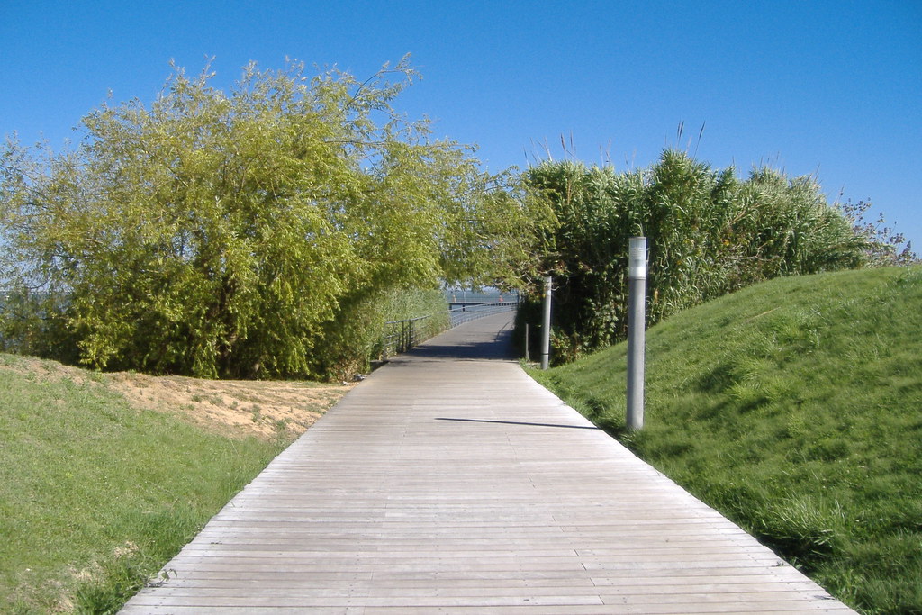 13 Best Picnic Places in Lisbon: Family & Couple-Friendly 10 Parque-Tejo