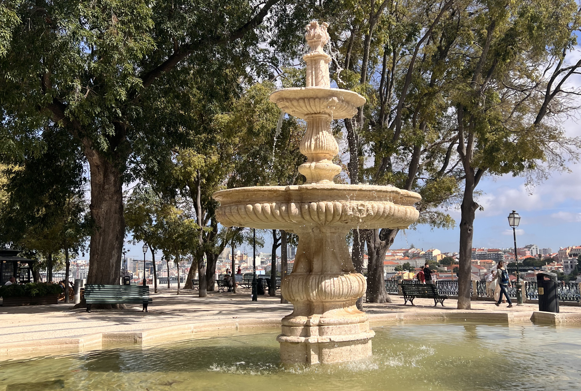 Home 12 fountain in Lisbon with a beautiful view