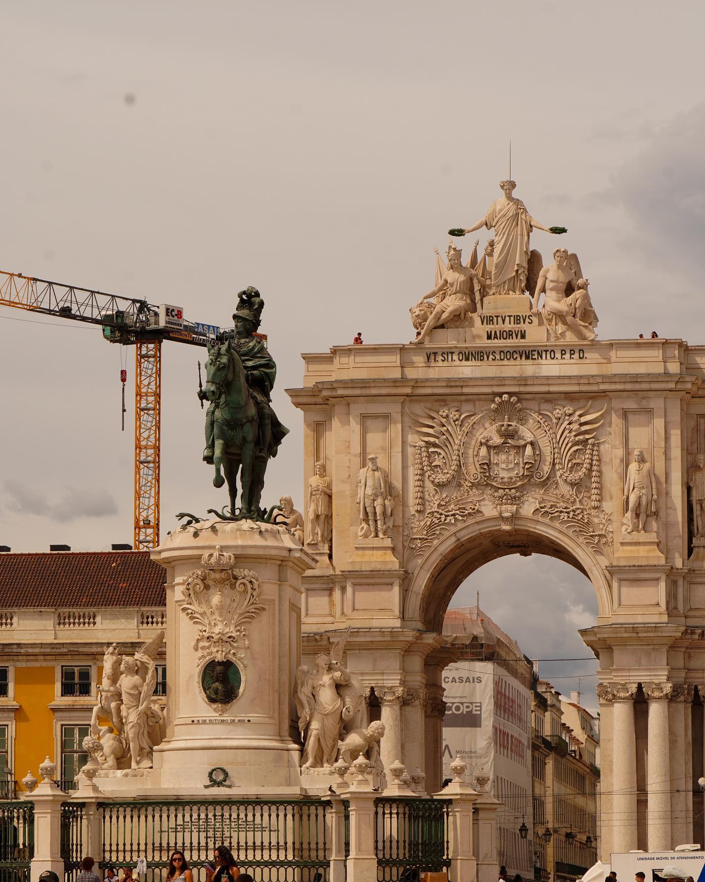 Fall In Lisbon: The Perfect Season To Visit 1 Beautiful view of Lisbon's historic arch and statue during fall season, showcasing the city's rich architecture and vibrant atmosphere perfect for autumn visits.