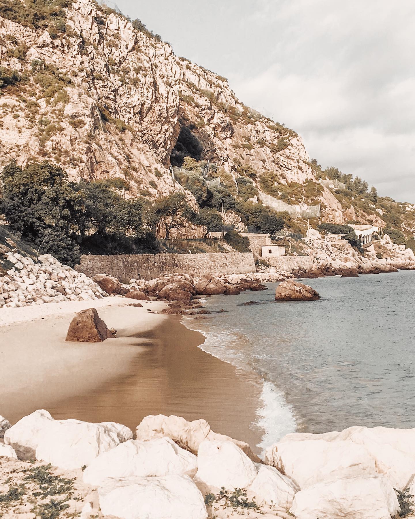 Praia da Figueirinha cliff