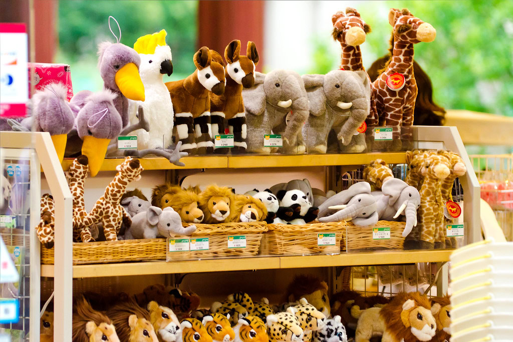 Lisbon Zoo Full Guide 6 zoo-souvenir-shop