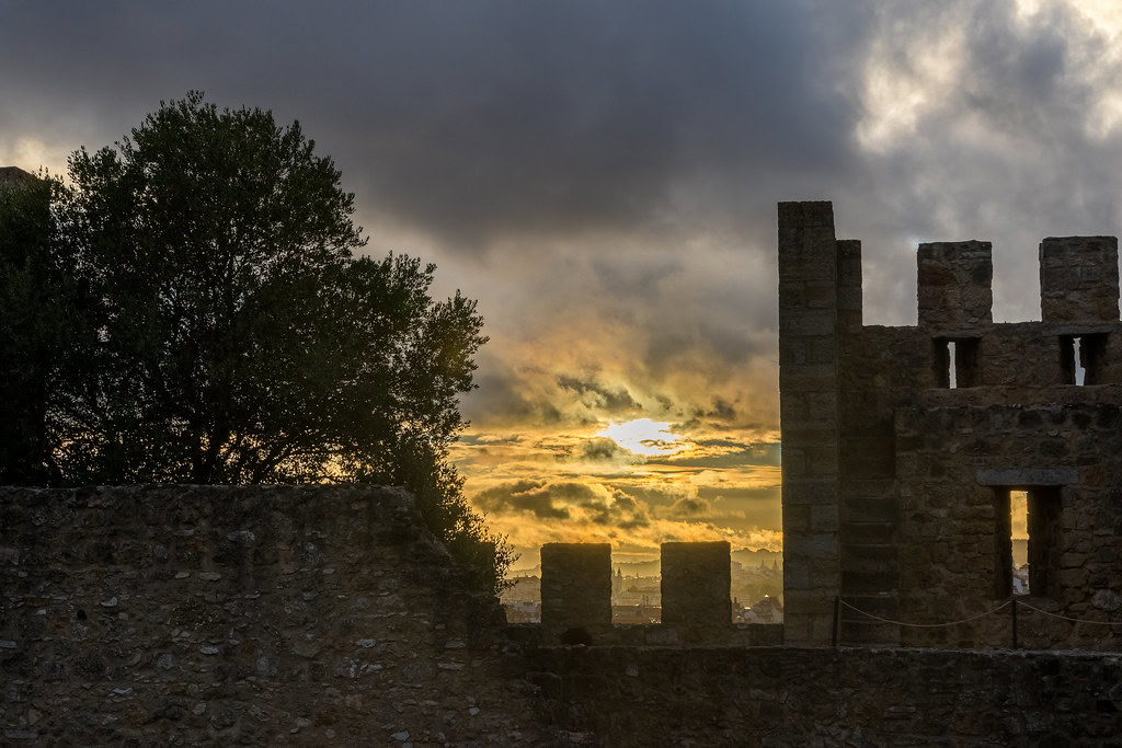 14 Best Spots to Watch The Sunset in Lisbon 3 Sao-Jorge-Castle-Sunset