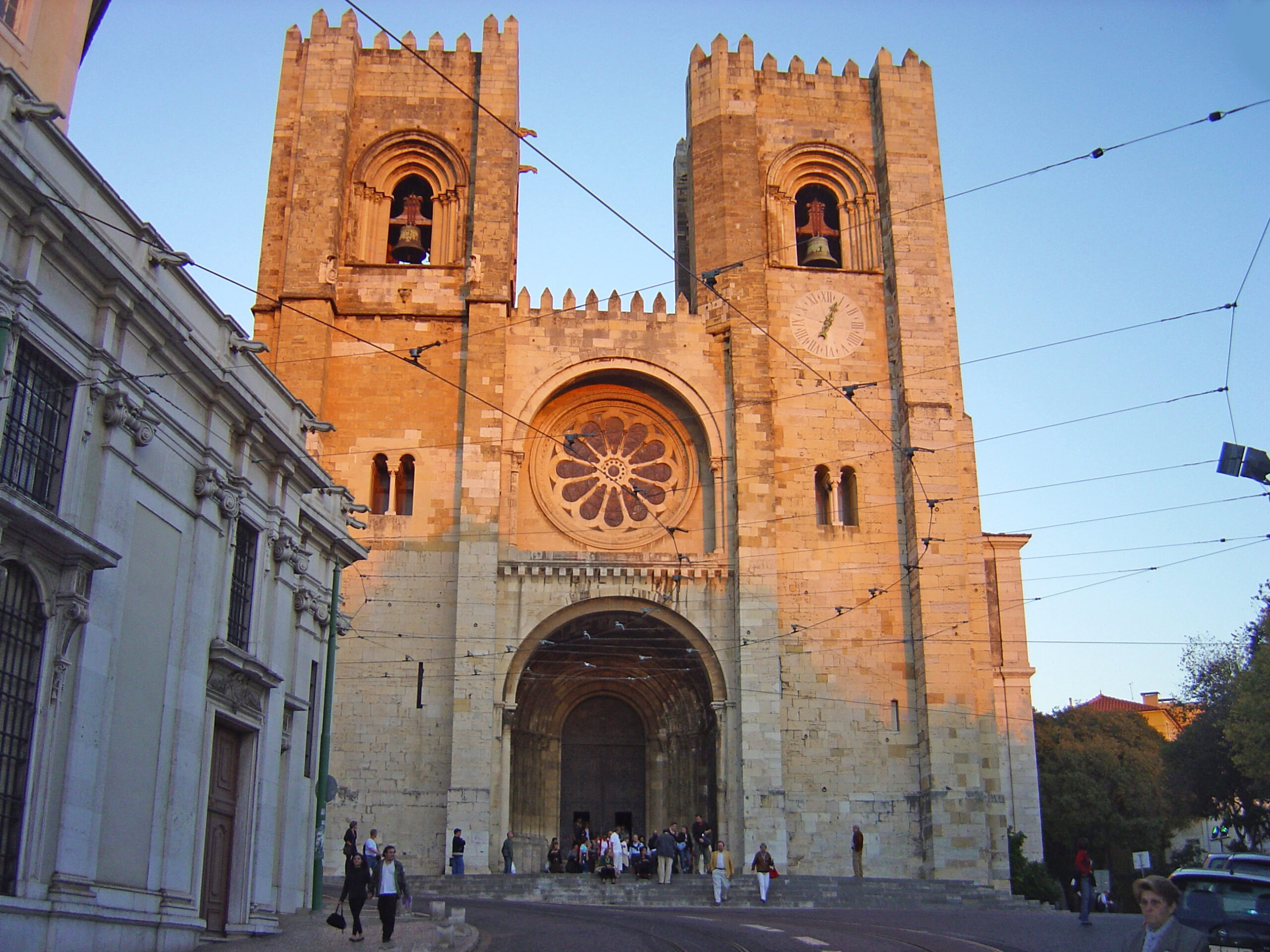 Lisbon Cathedral - Sé de Lisboa - Travel Guide 1 Lisbon Cathedral